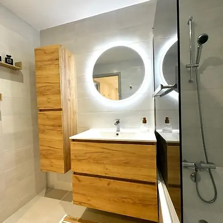 Beautiful 3-bedroom - Walking Distance To Beaches - Swimming Pool - Parking דירה אנטיב