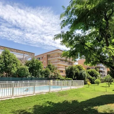 Beautiful 3-bedroom - Walking Distance To Beaches - Swimming Pool - Parking דירה