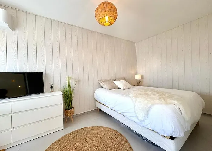 Beautiful 3-bedroom - Walking Distance To Beaches - Swimming Pool - Parking