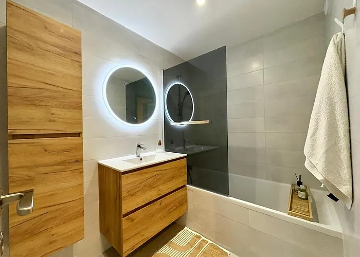 Beautiful 3-bedroom - Walking Distance To Beaches - Swimming Pool - Parking *